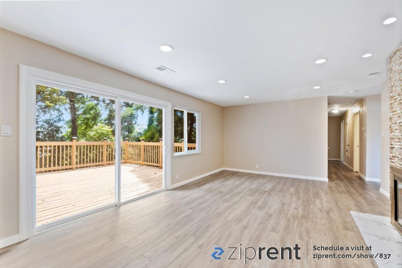 3082 Stephen Dr - Photo 2 of 14