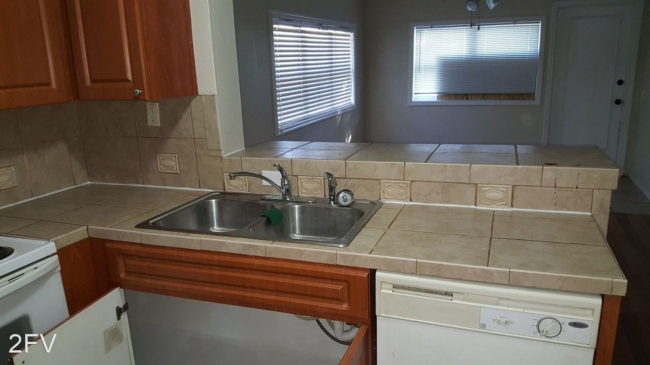 1322 W Hiawatha St - Photo 2 of 8