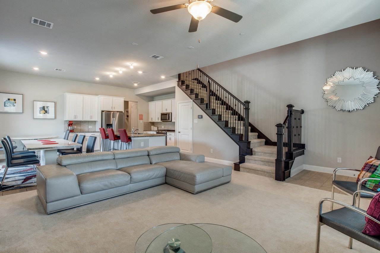 1303 Bailey Ln - Photo 3 of 12