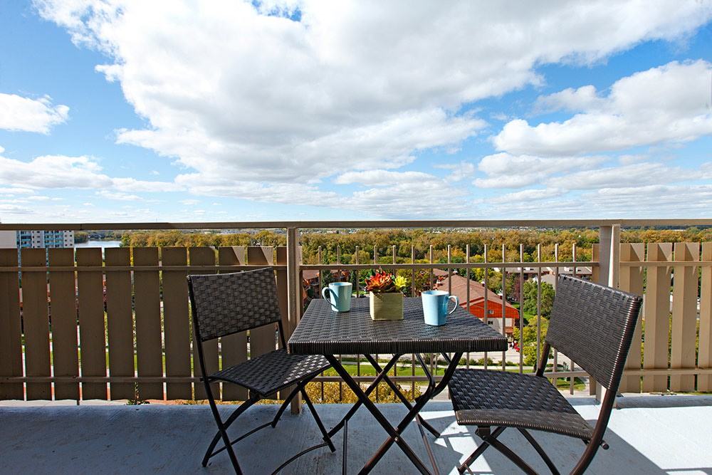 1745 Henderson Hwy Apartments in River East Subdivision, Winnipeg, MB