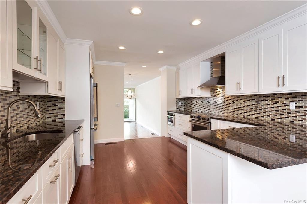 8 Waterside Close - Photo 2 of 19