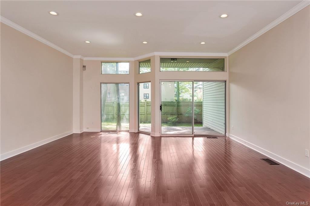 8 Waterside Close - Photo 3 of 19