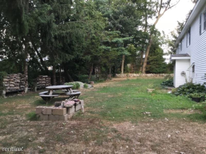 33 33 Beth Rd First level - Photo 3 of 17