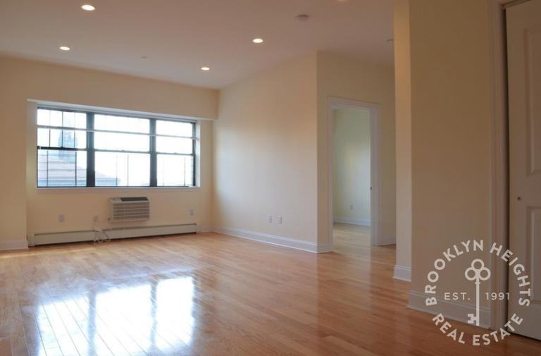 Clinton St #2E - Photo 3 of 4