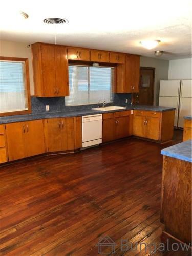 Avenue Avenue B - Photo 2 of 6