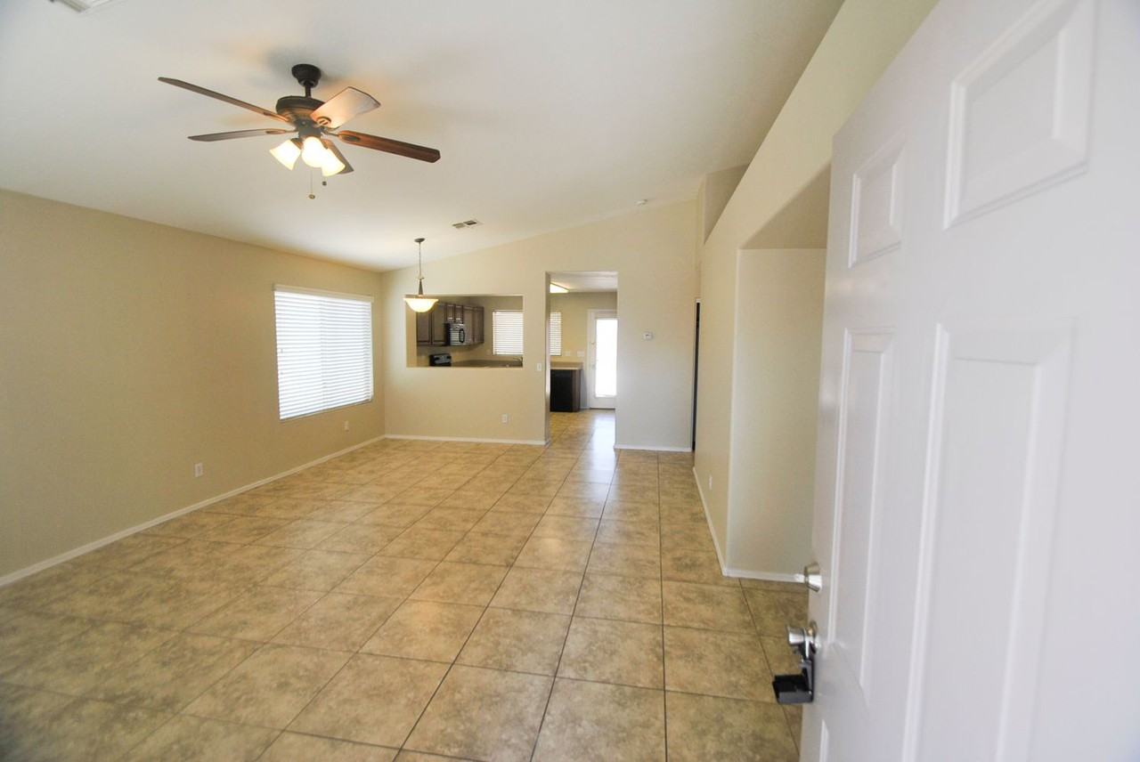 15842 W Monroe St - Photo 3 of 14