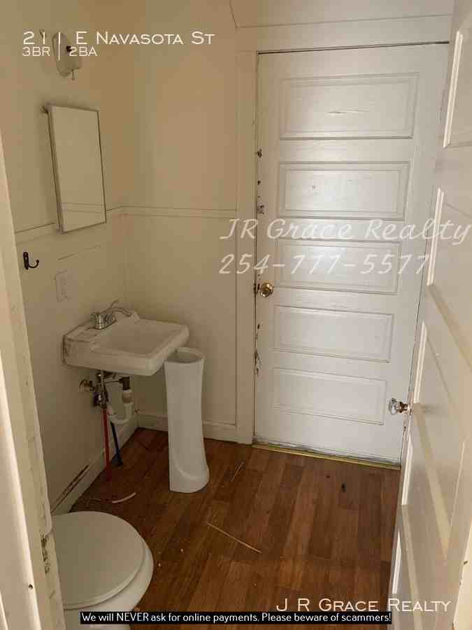 211 E Navasota St - Photo 2 of 9