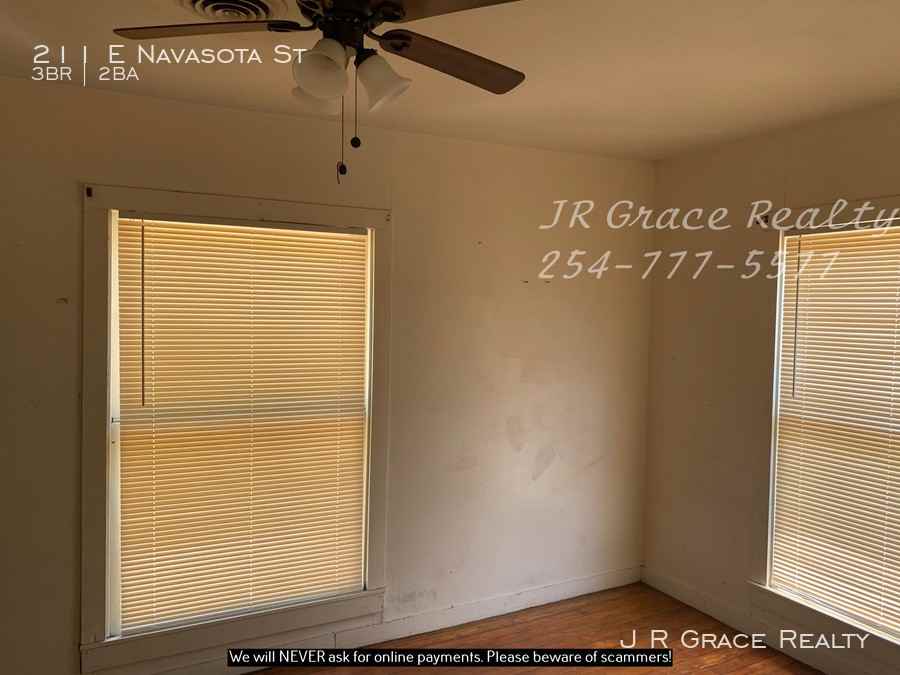 211 E Navasota St - Photo 3 of 9