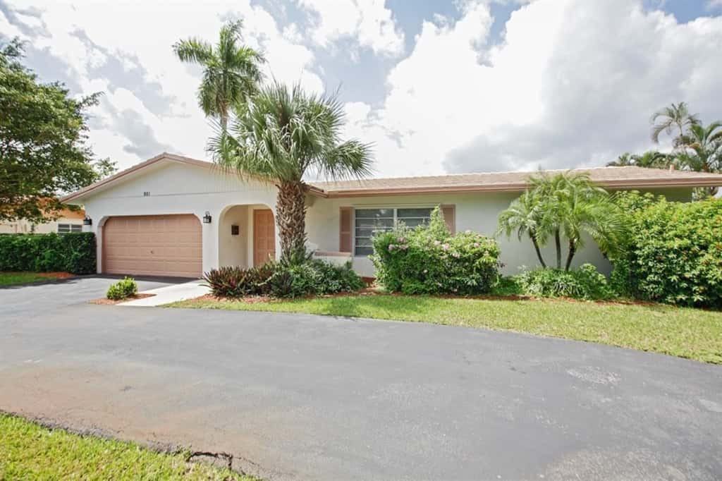 951 Sw 69th Ave - Photo 2 of 23