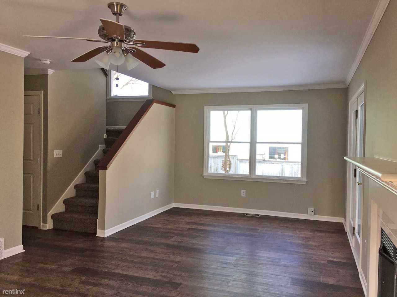 1527 S Maple Rd - Photo 3 of 10