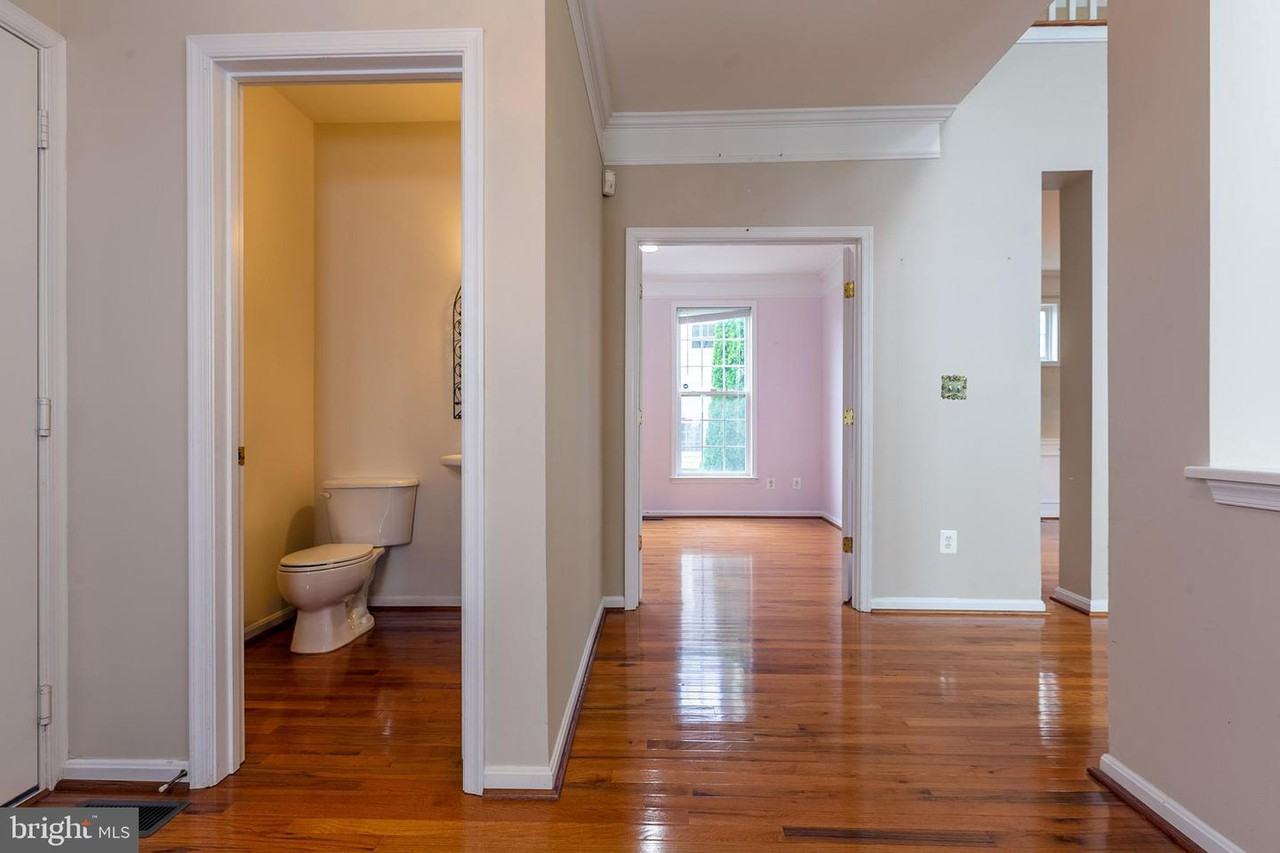 21935 Windover Dr - Photo 3 of 50