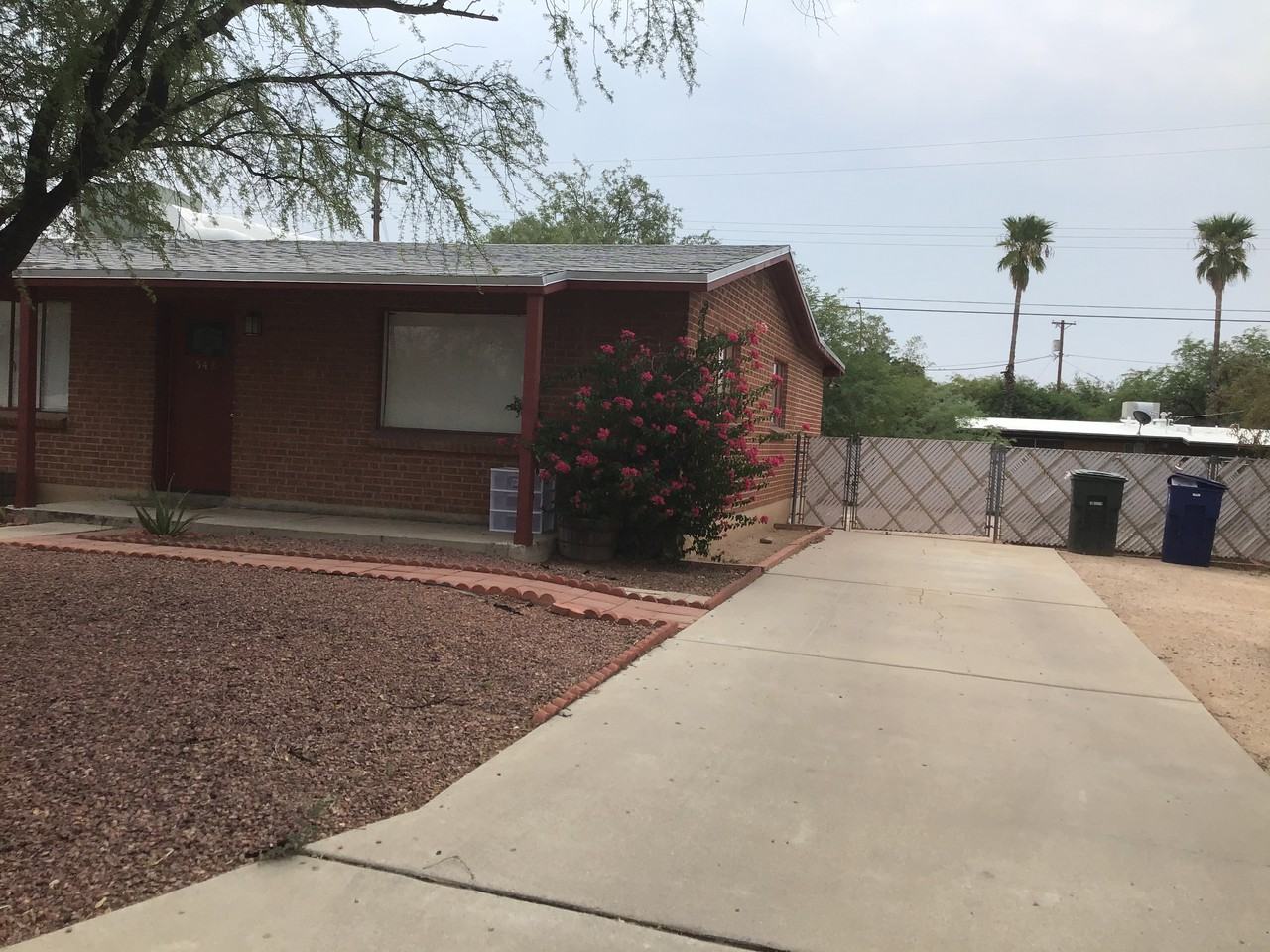 542 E Flores St - Photo 3 of 24