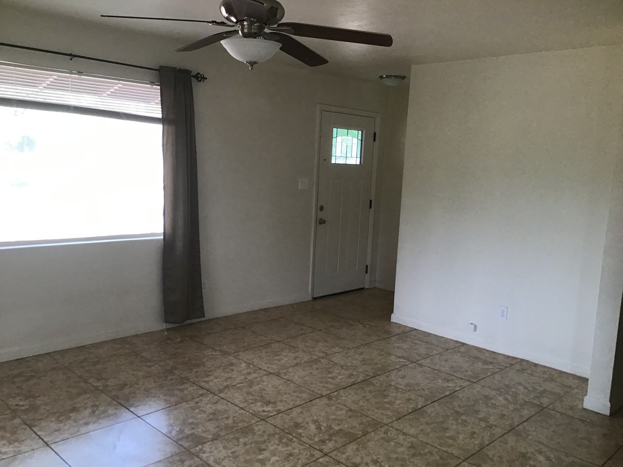 542 E Flores St - Photo 4 of 24