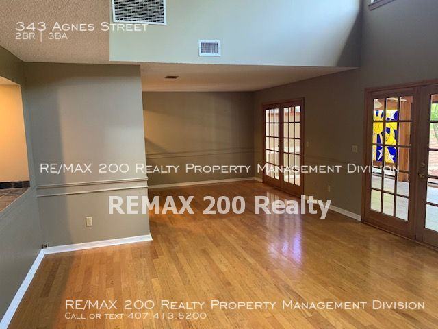 343 Agnes St - Photo 3 of 24
