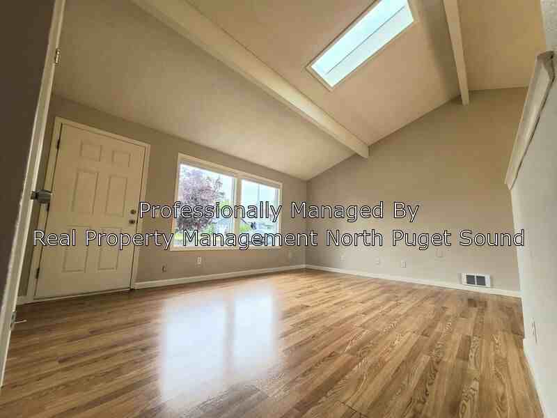 725 Hillcrest Dr - Photo 2 of 17