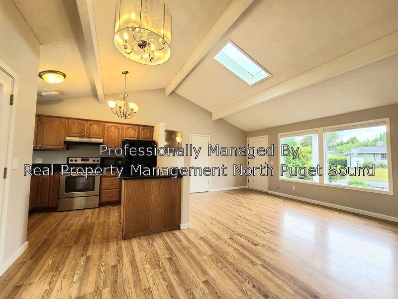 725 Hillcrest Dr - Photo 3 of 17