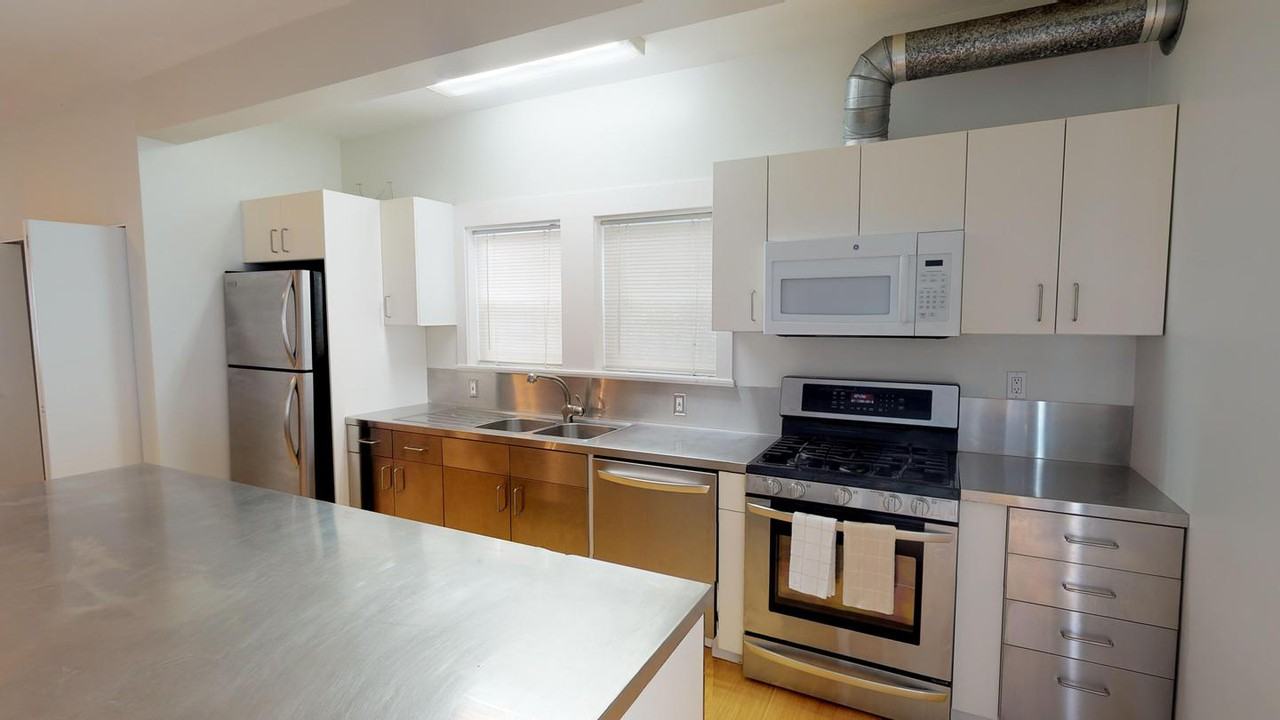 Beautiful West Oakland home with lovely backyard - Photo 4 of 21