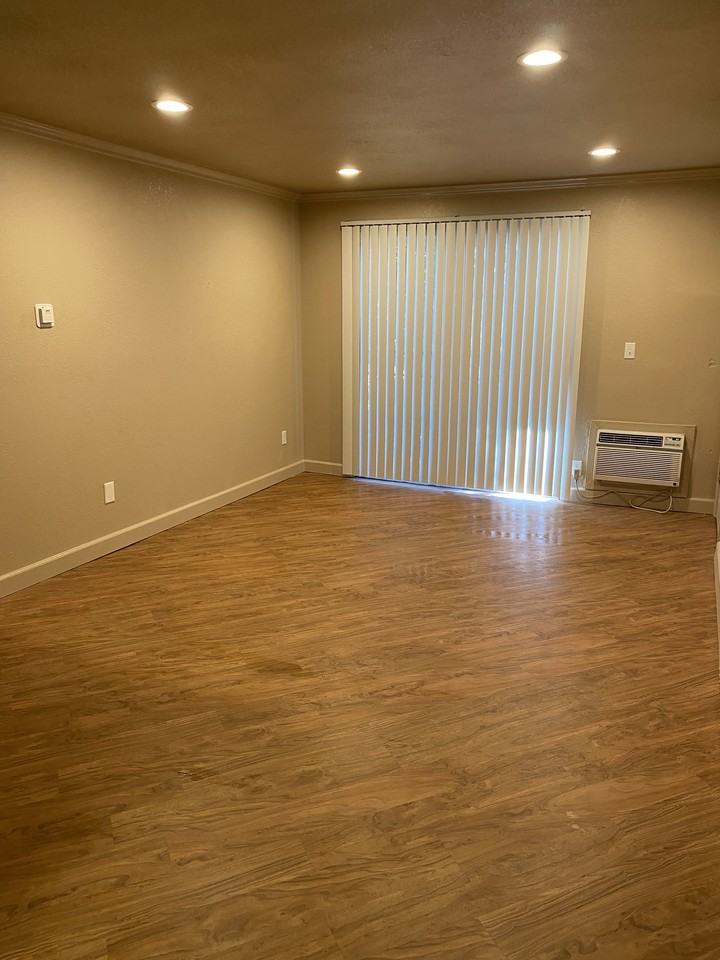 Iron Horse Apartments - Photo 4 of 13