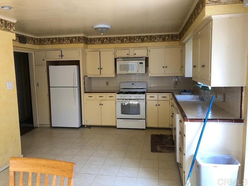 443 Emerson St - Photo 3 of 7