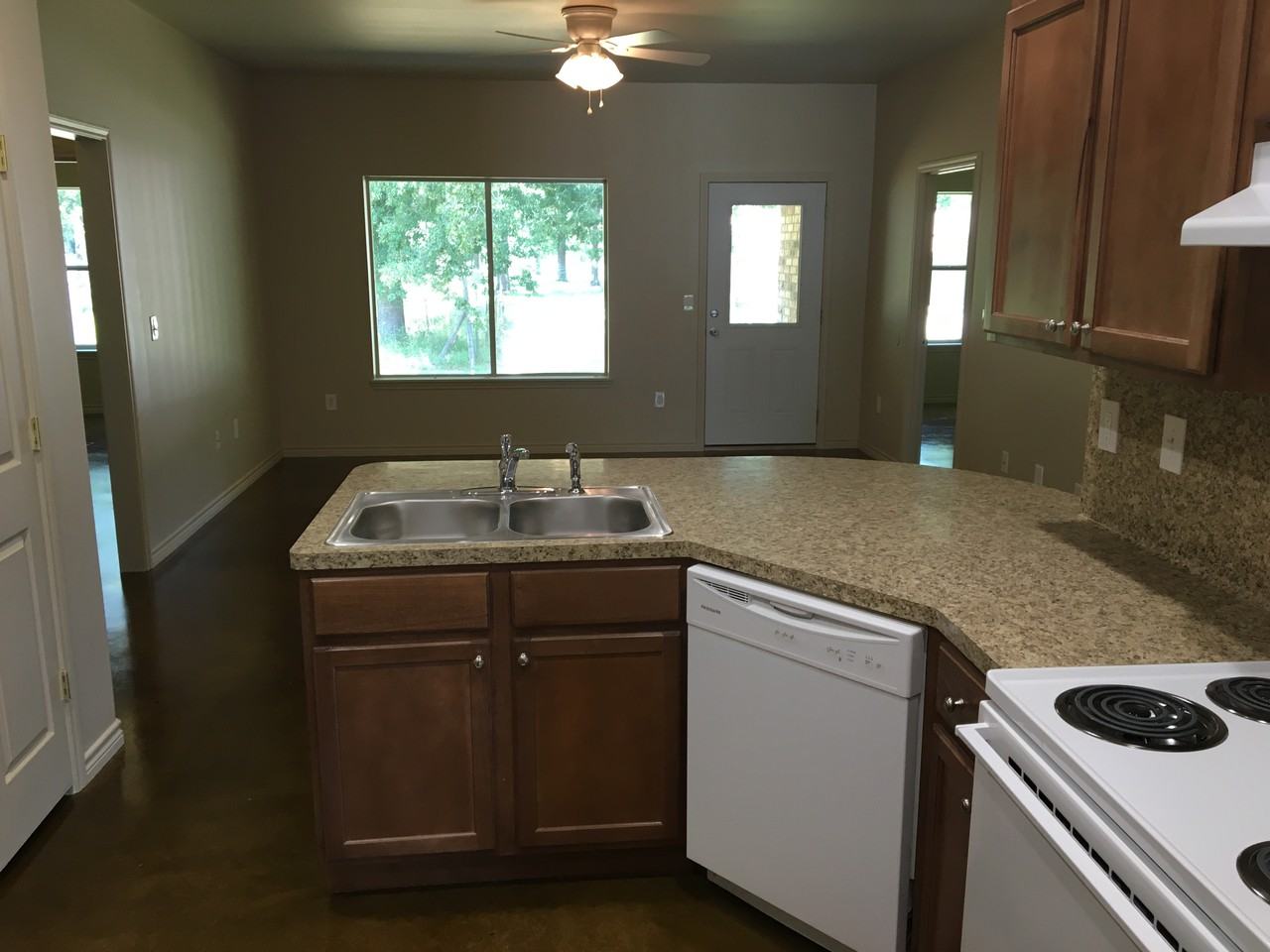 111 Jasmine Ct - Photo 5 of 11