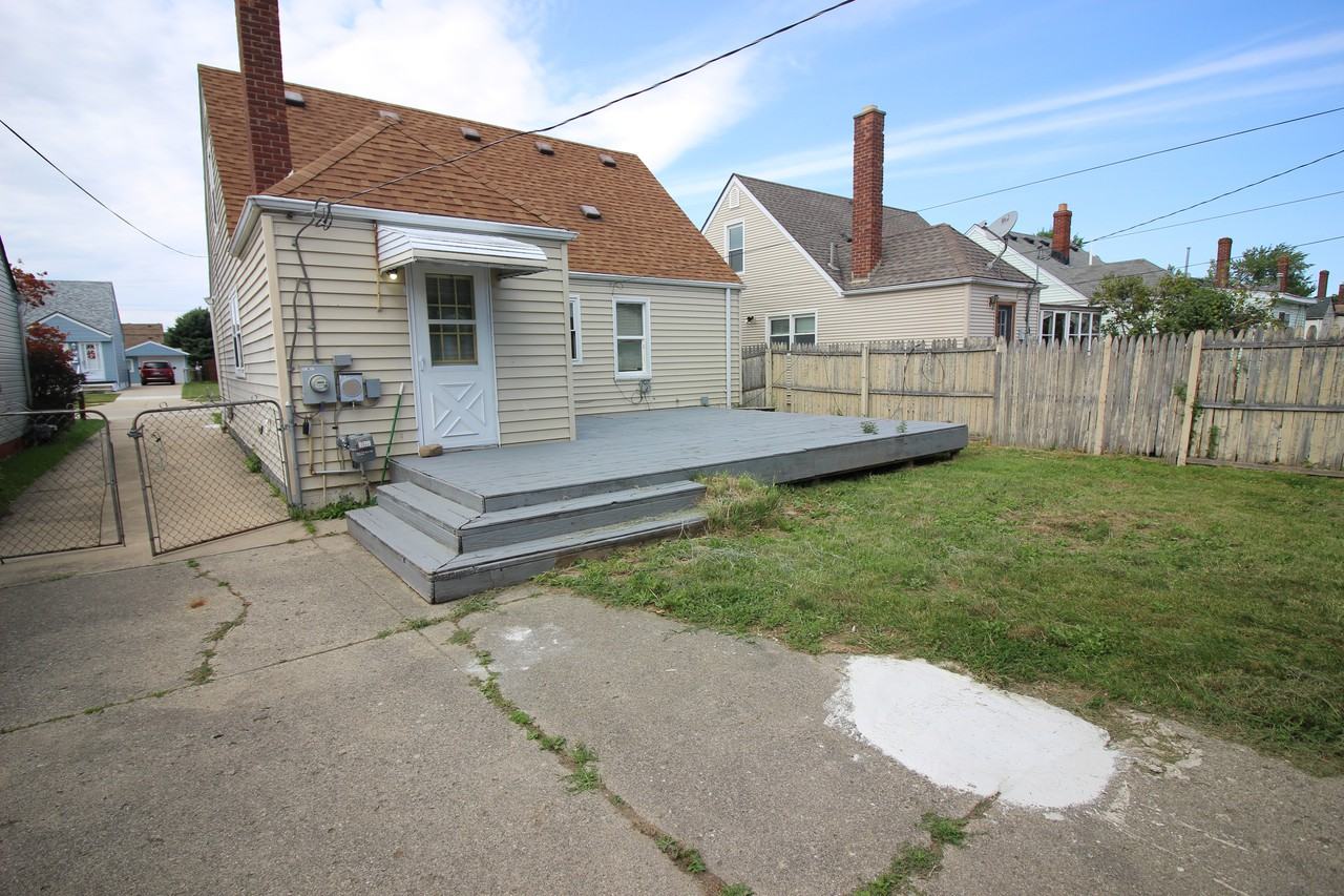 24850 Wilmot Ave - Photo 3 of 14