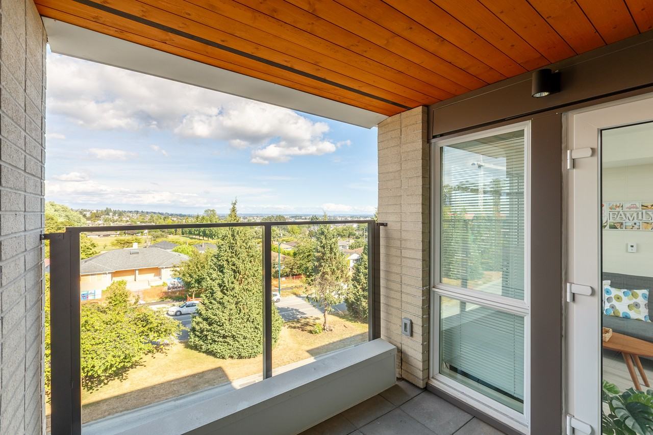 GEC Pearson: Fully Furnished Apartments in Central Vancouver - Photo 2 of 15