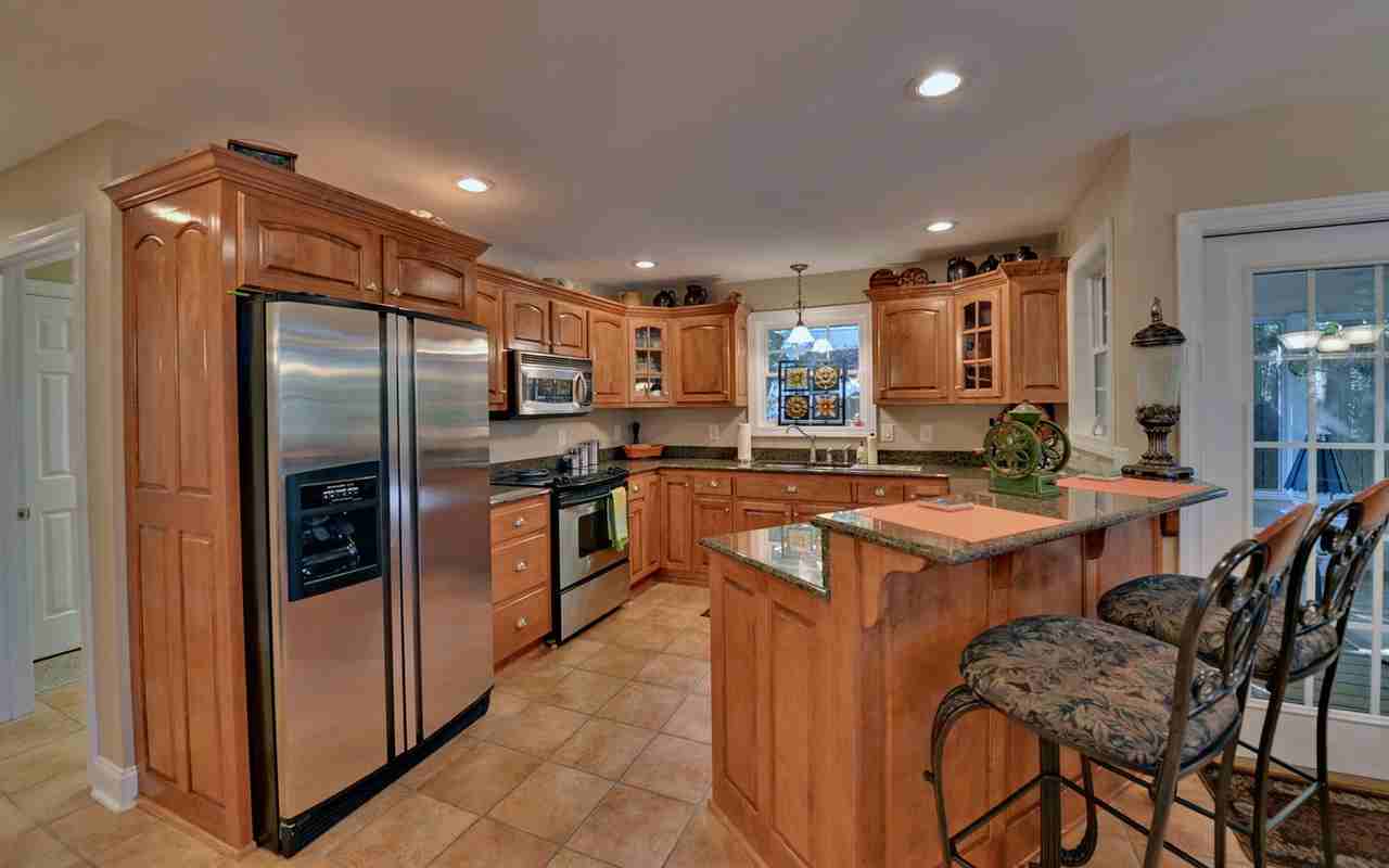 490 Lake View Dr - Photo 2 of 17