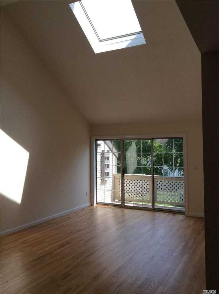 28 Greenmeadow Dr - Photo 3 of 24