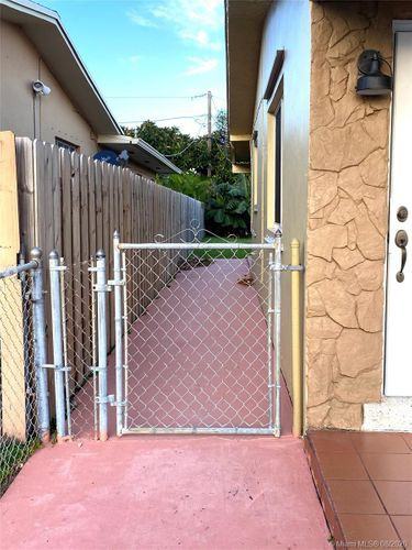 511 Sw 120th Ave - Photo 3 of 8