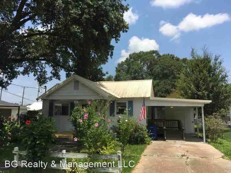 1011 E 8th St - Photo 2 of 11