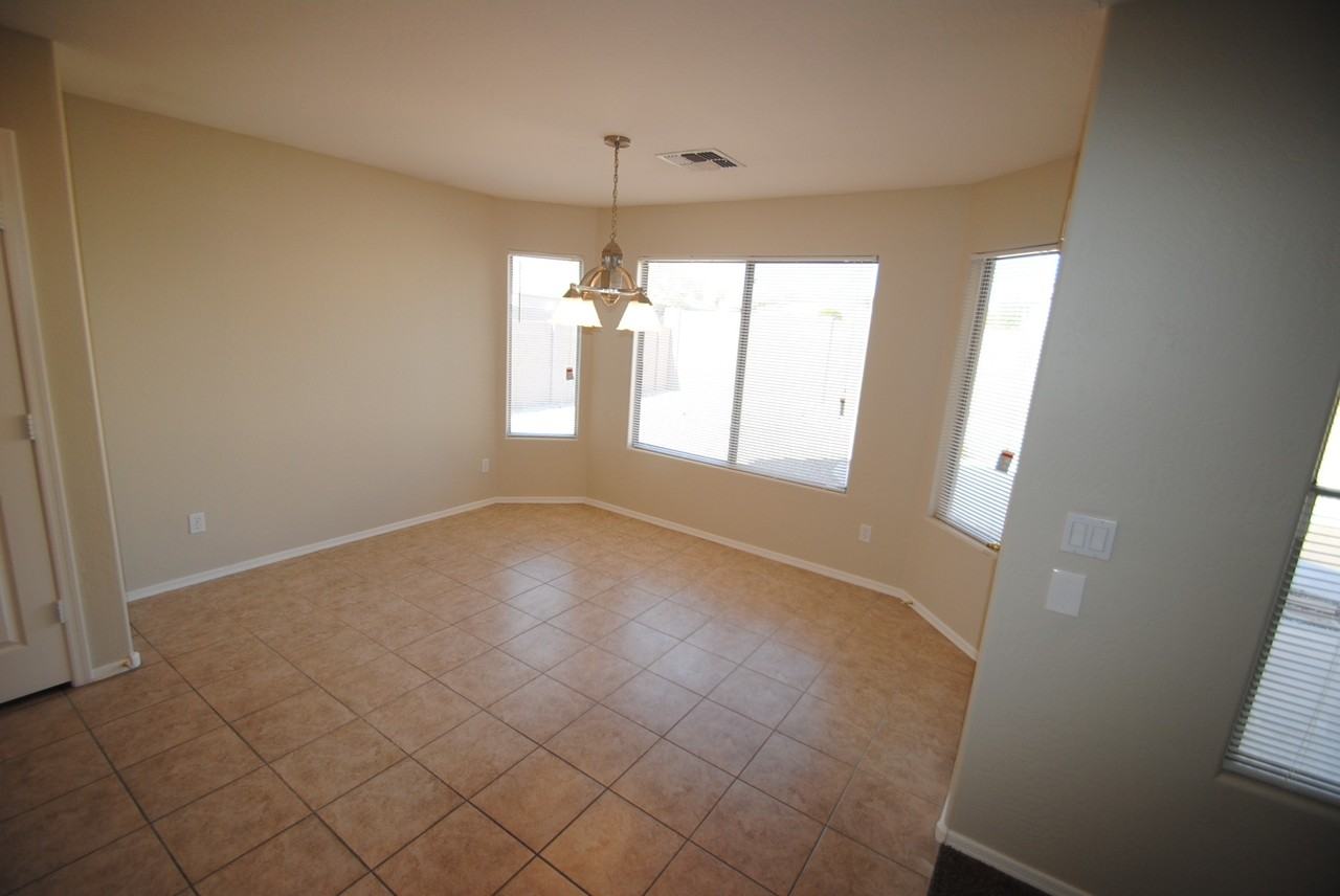 10894 W Locust Ln - Photo 3 of 10