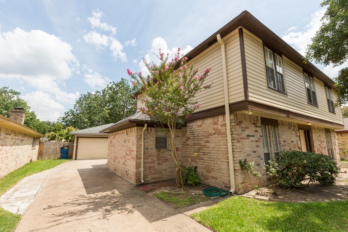 6819 River Mill Dr - Photo 2 of 25