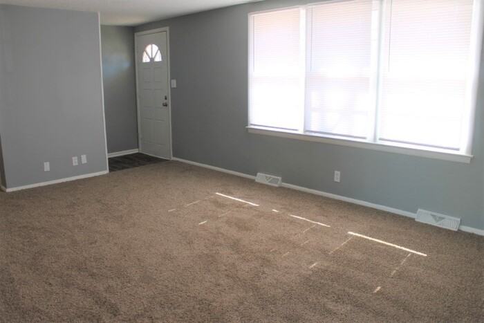 1208 Ne 68th Ter - Photo 2 of 23