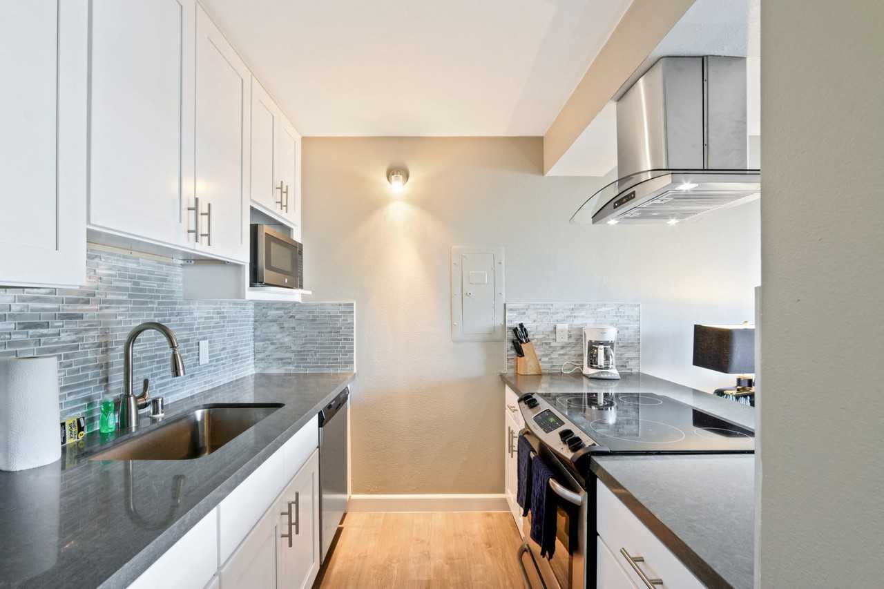 Marina Tower - Photo 2 of 63