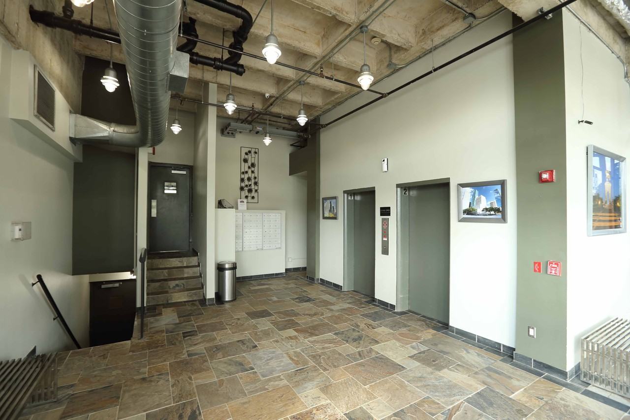 230 West Alabama Apartments - Photo 3 of 19