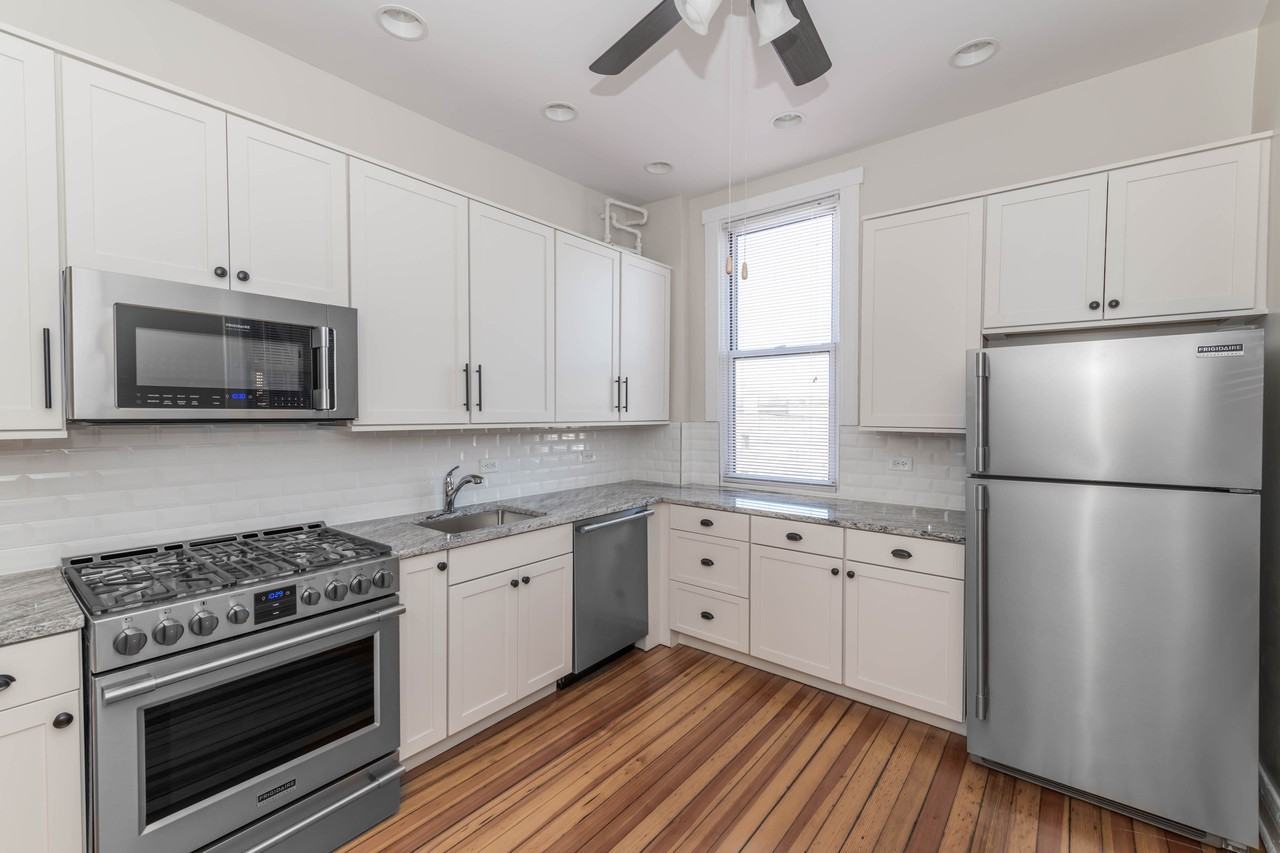 326-34 W. Dickens/2100-10 N. Clark St. - Photo 3 of 32