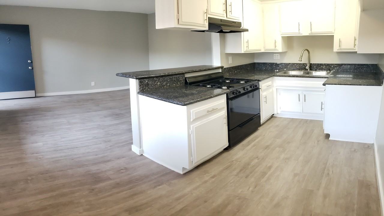 Country Club Apartments - Photo 2 of 12