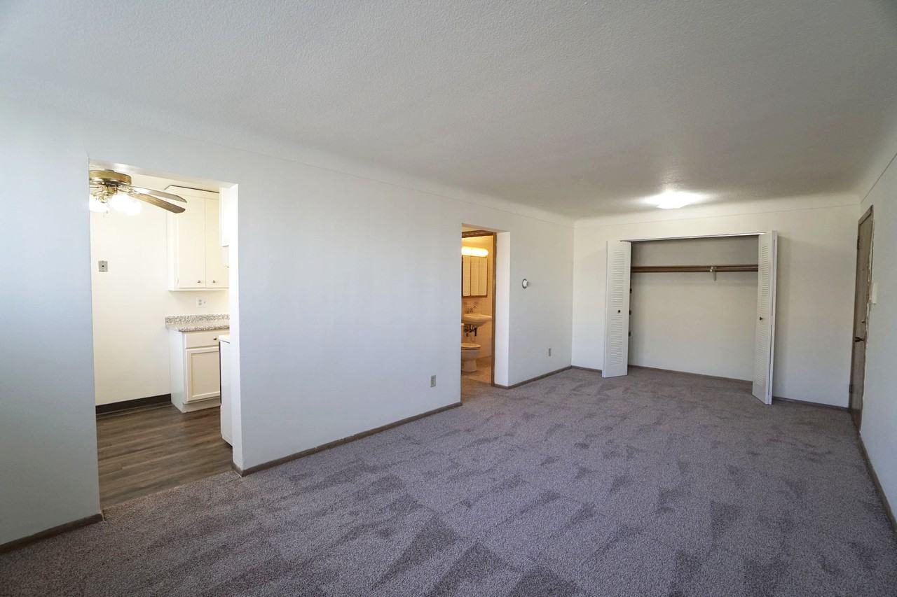 English Conway Place - Photo 6 of 36