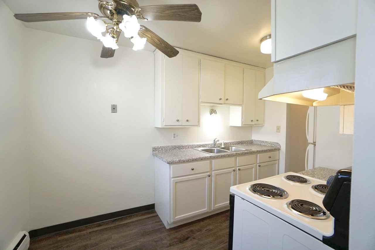 English Conway Place - Photo 7 of 36