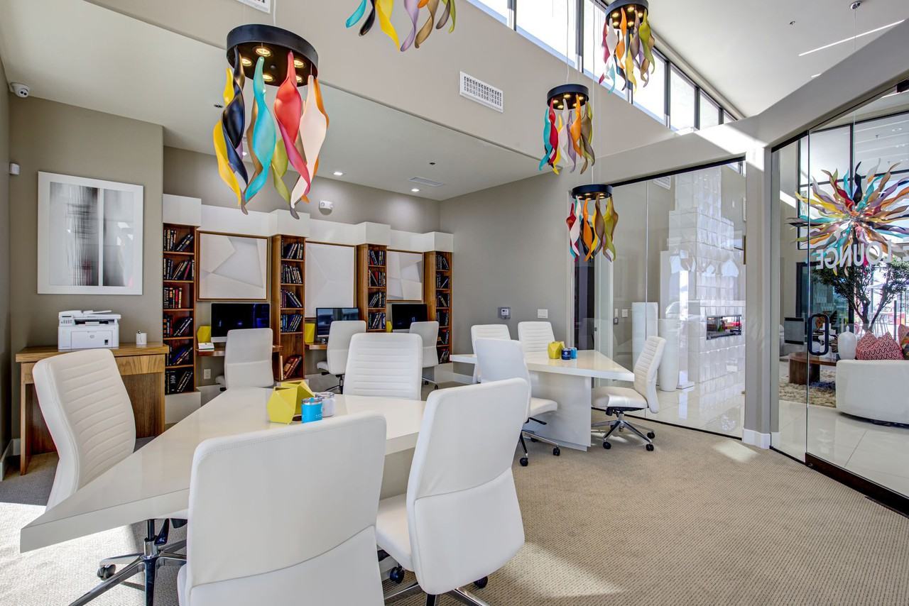 Revolution - Photo 3 of 18