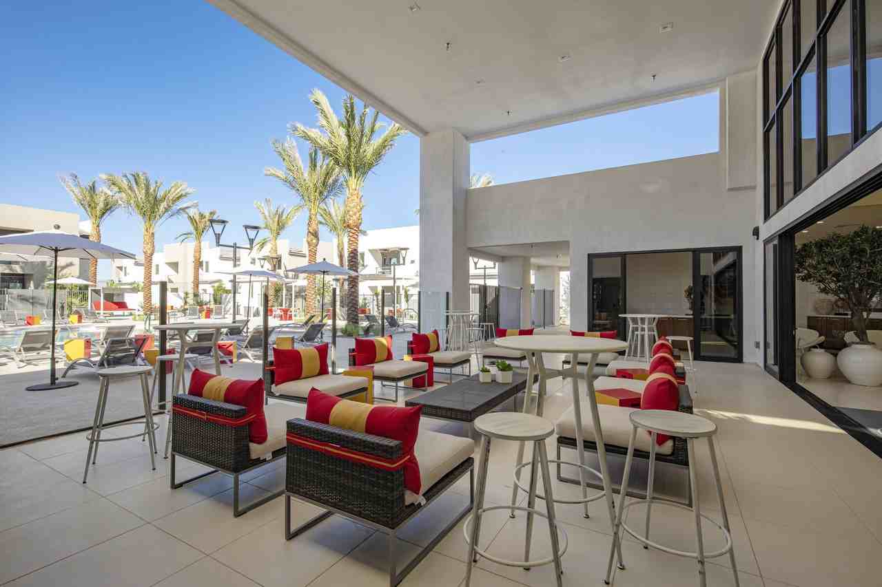 Revolution - Photo 4 of 18