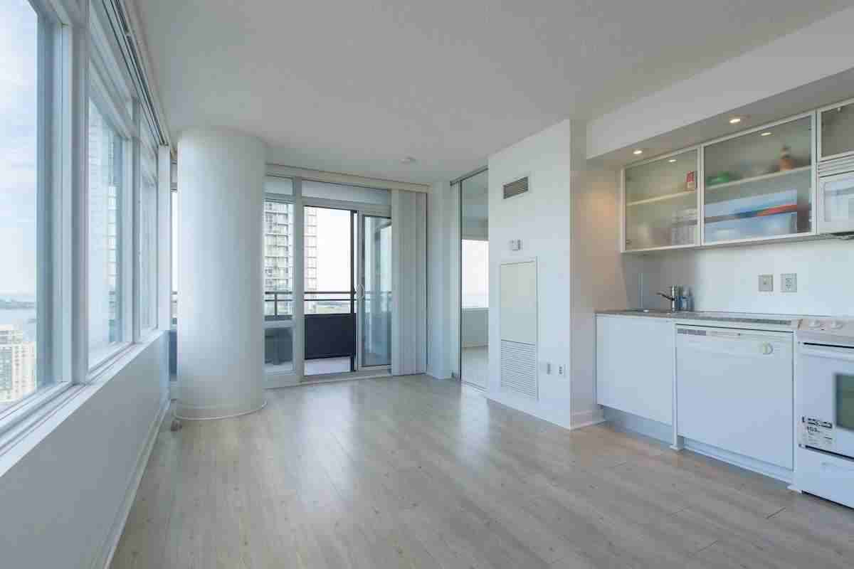 25 Telegram Mews #2806