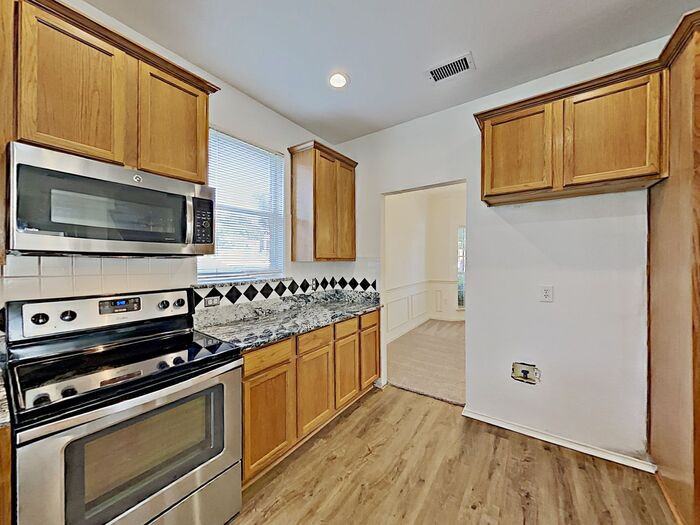 1700 Cresthill Dr - Photo 3 of 19