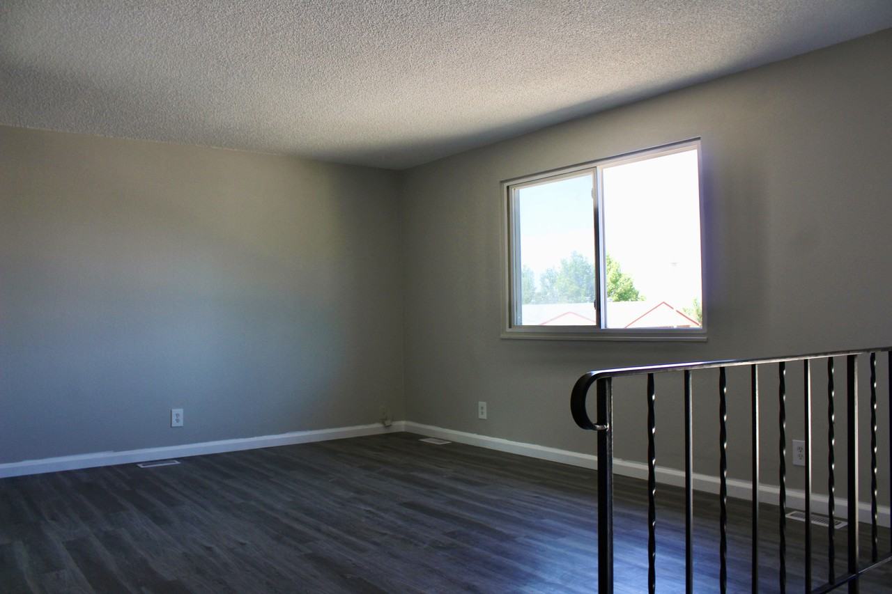 14910 Robins Dr - Photo 3 of 20
