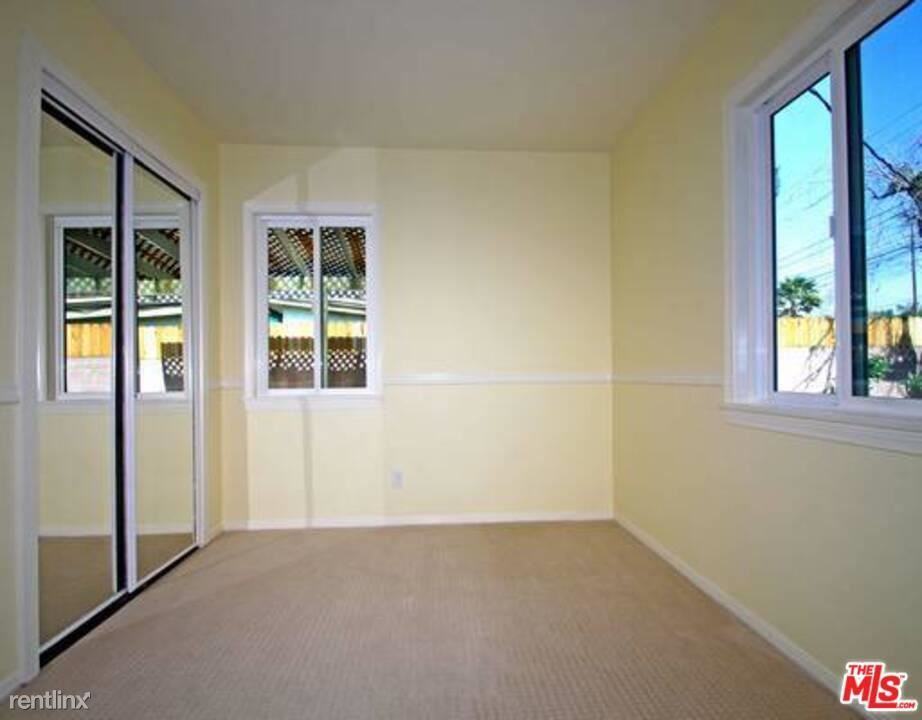 3542 Greenwood Ave - Photo 3 of 10