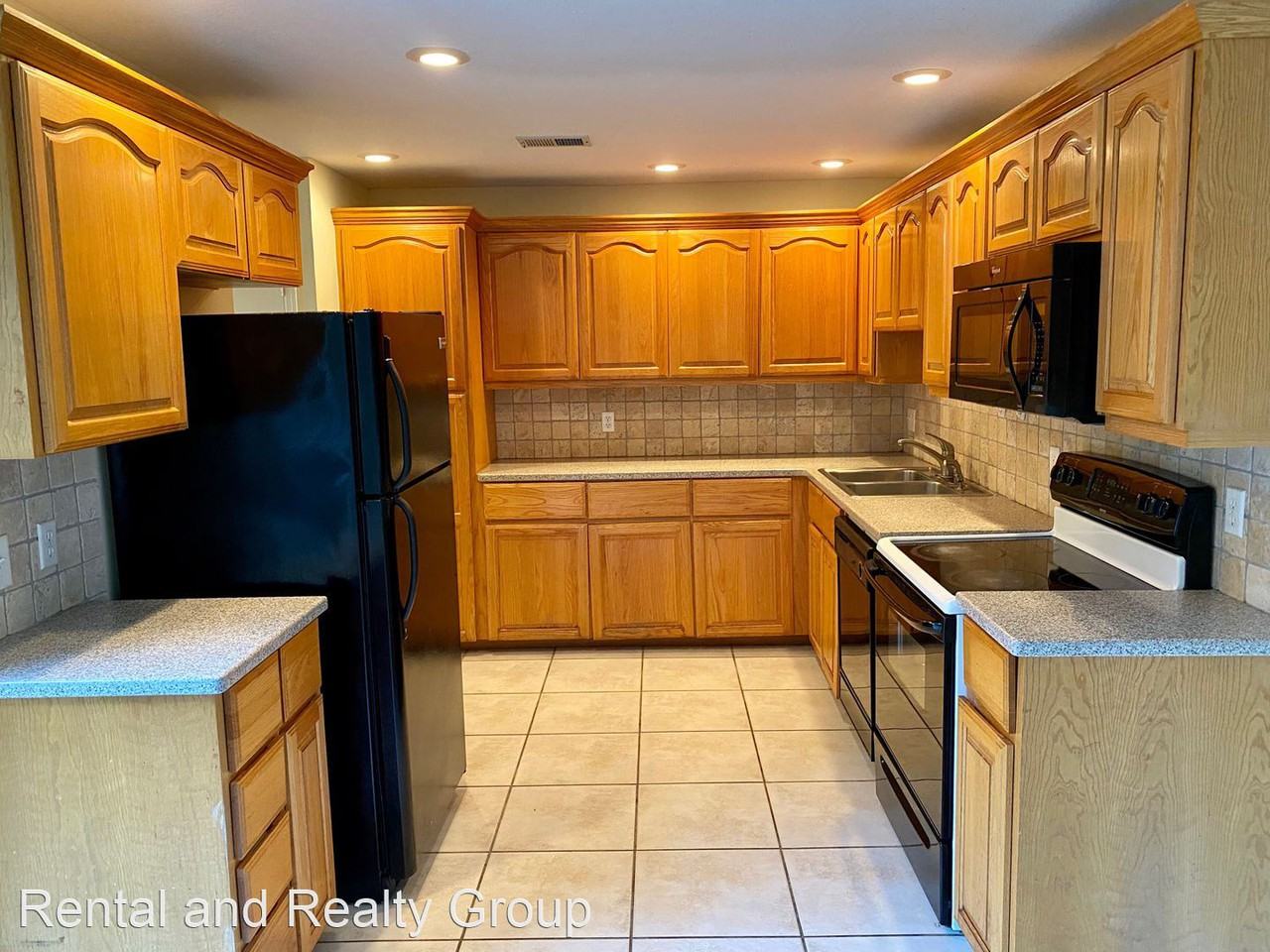 457 Meadowood Blvd - Photo 2 of 29