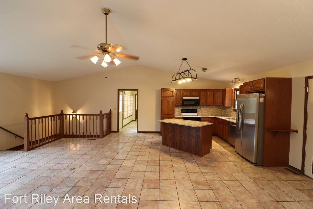 8627 Ridge Ln - Photo 2 of 34