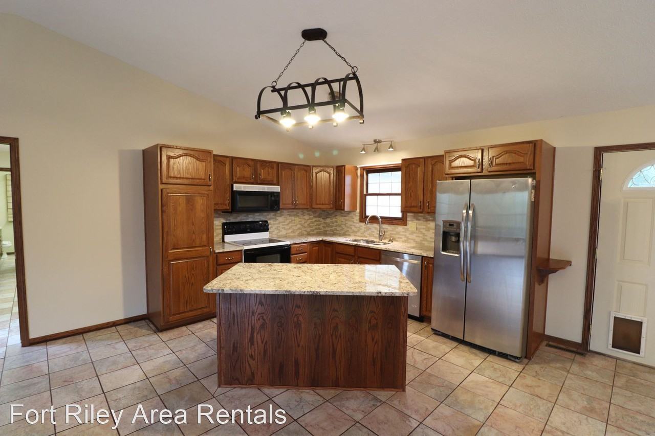 8627 Ridge Ln - Photo 3 of 34