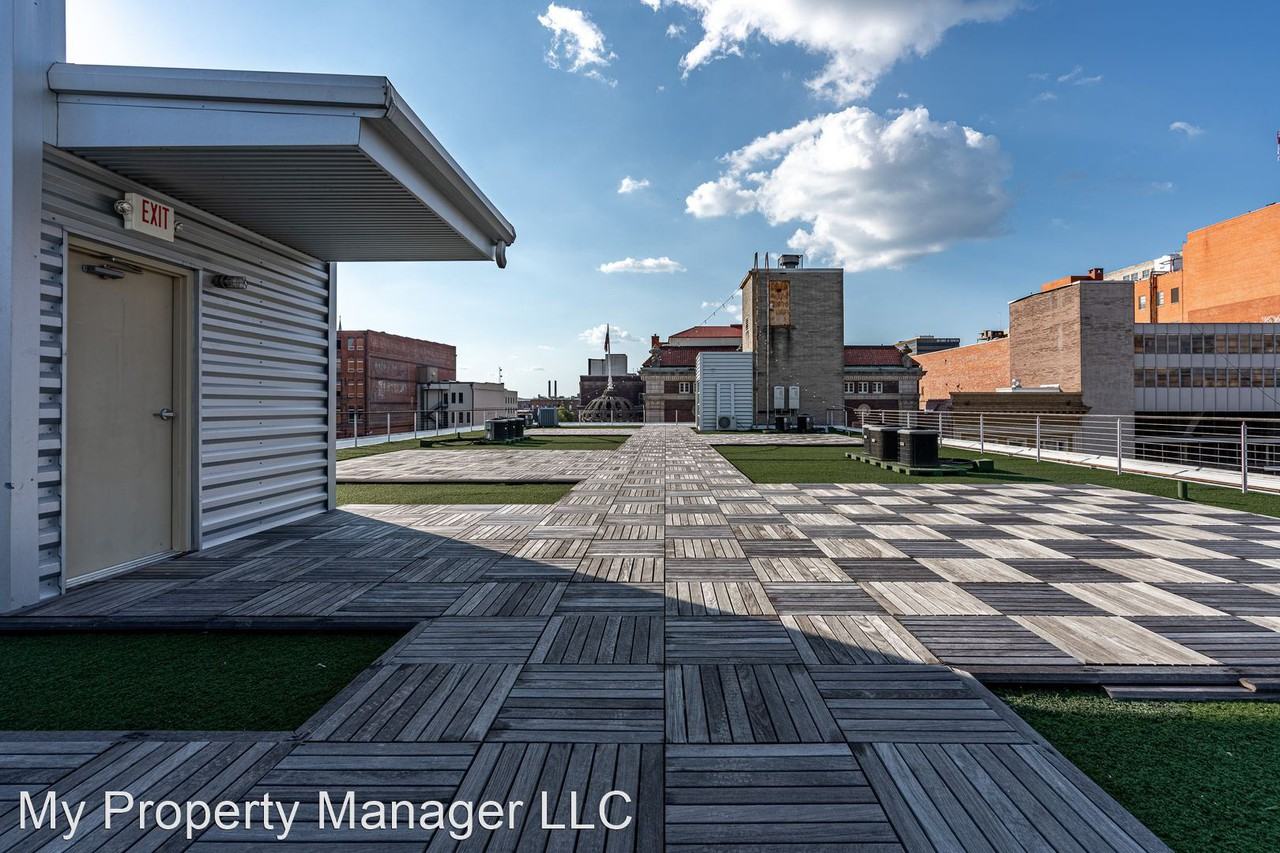 627 Crockett - Photo 2 of 38