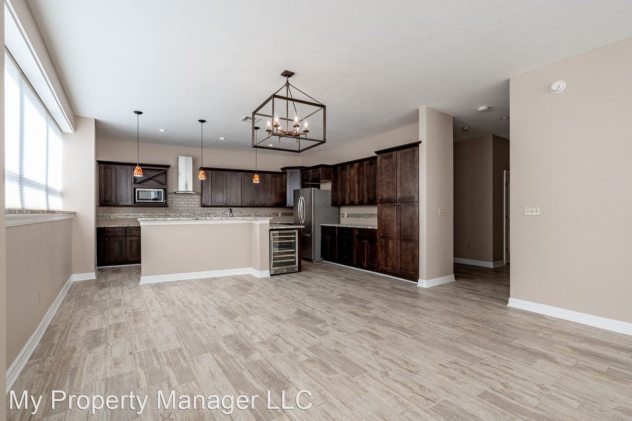 627 Crockett - Photo 3 of 38